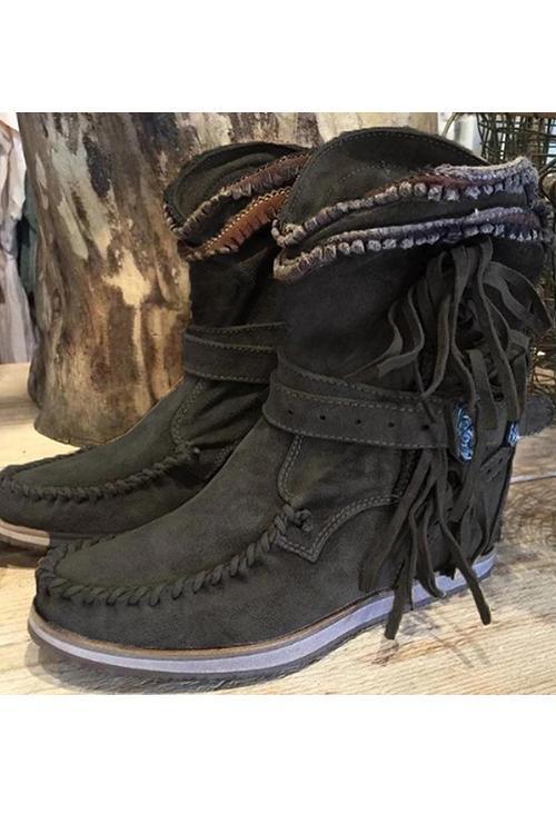 Suede moccasin boots with fringes