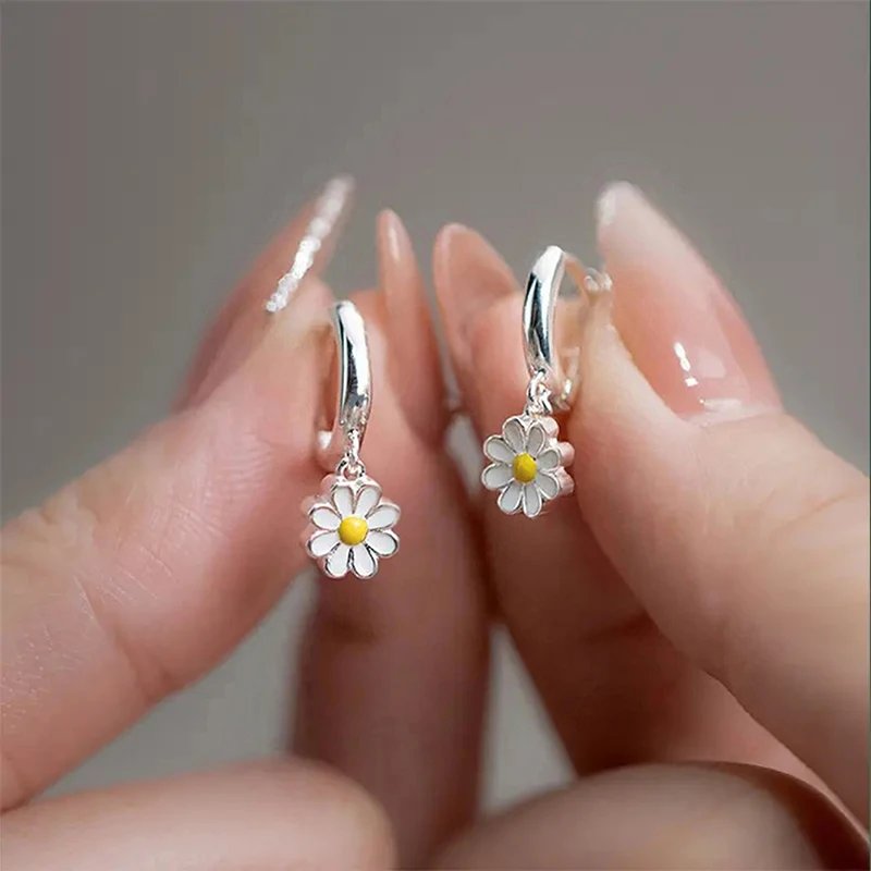 Elegant Daisy Pendant Earrings 28641393 01 (1)
