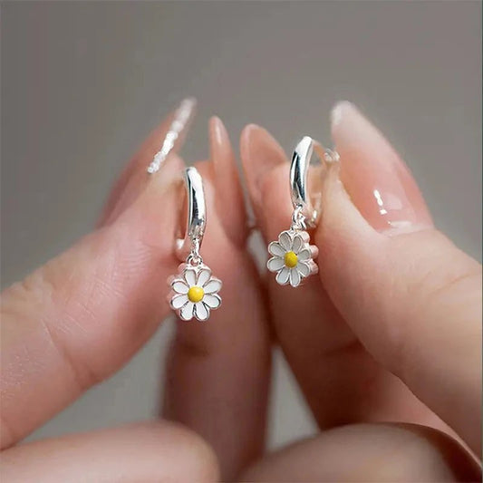Elegant Daisy Pendant Earrings 28641393 01 (1)