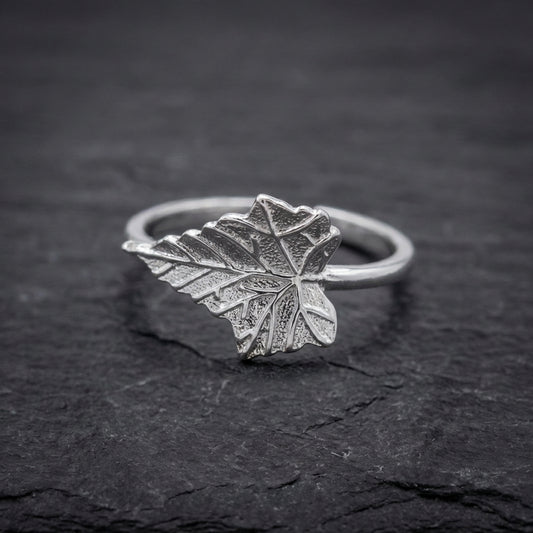 Elegant Maple Leaf Ring 92868708