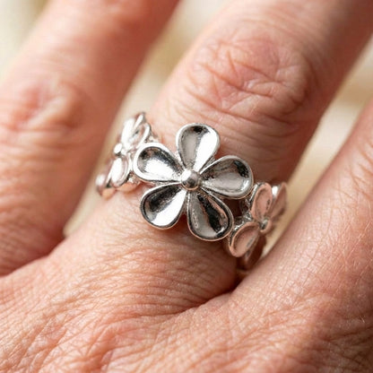 Elegant Silver Flower Ring