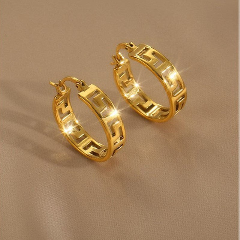 Charming Gold Earring for Any Occasion